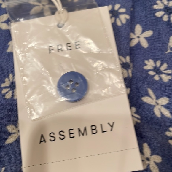 Free Assembly Dress - Picture 5 of 9